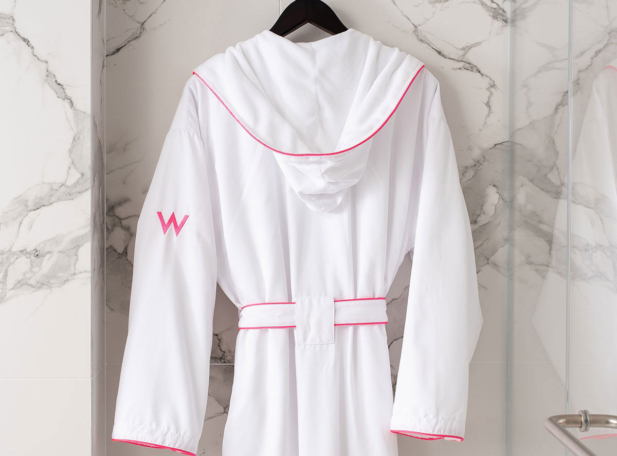 Albornoz con capucha rosa 2