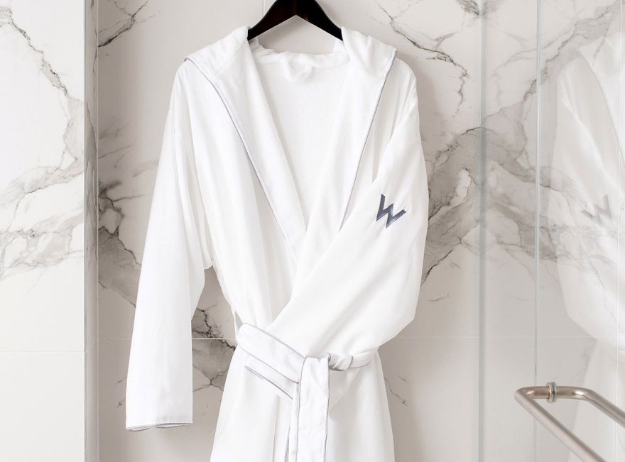 Albornoz con capucha gris